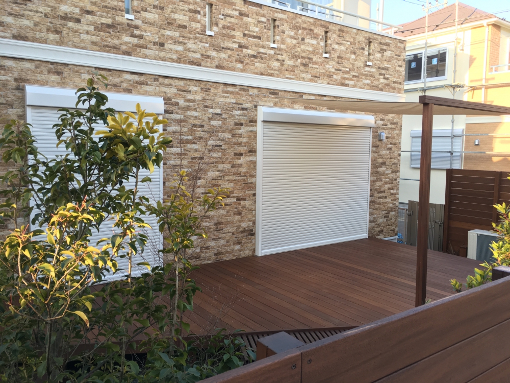 No.1027：ウッドデッキ、植栽、オーニング