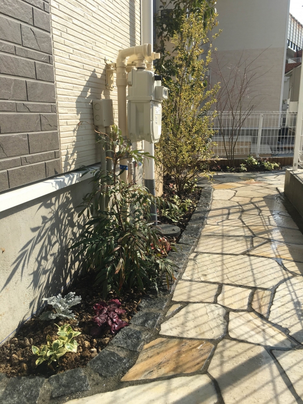 No.1028：隣地が近いお庭と玄関アプローチをリフォーム