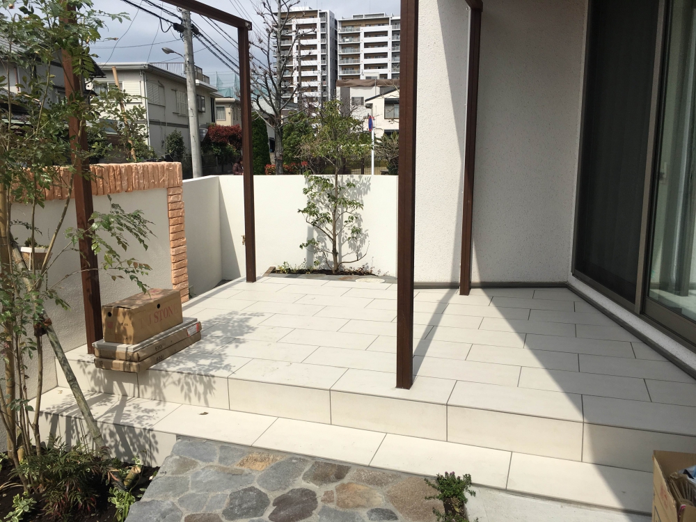 ジャワ鉄平石のモダンなアプローチ