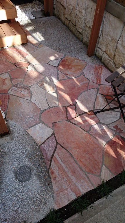 玄関のお色に合わせたピンクの乱形石貼り