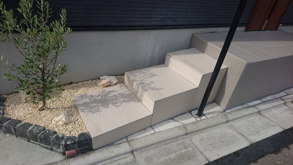 道路側から見た玄関土間までの階段 道路側から見た玄関土間までの階段