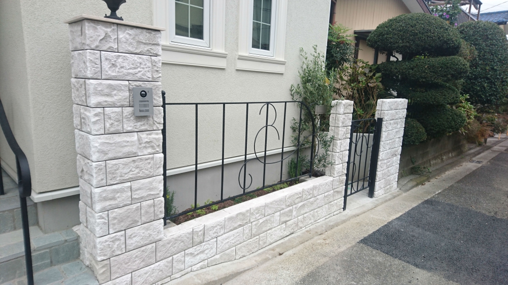 植栽帯に基礎を入れたアイアンフェンス