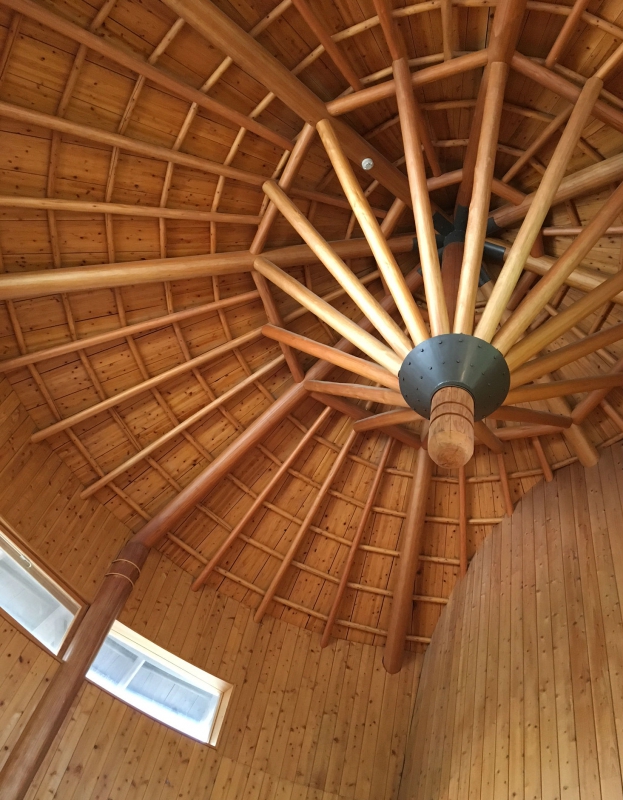屋内の天井もきれいにウッドで組まれていますね