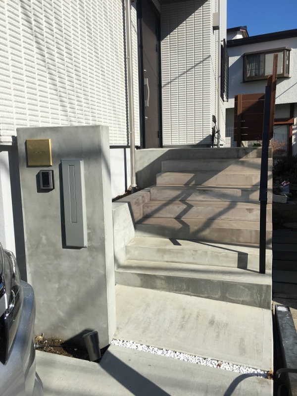 モルタル金ゴテ仕上げの門柱+真鍮の表札