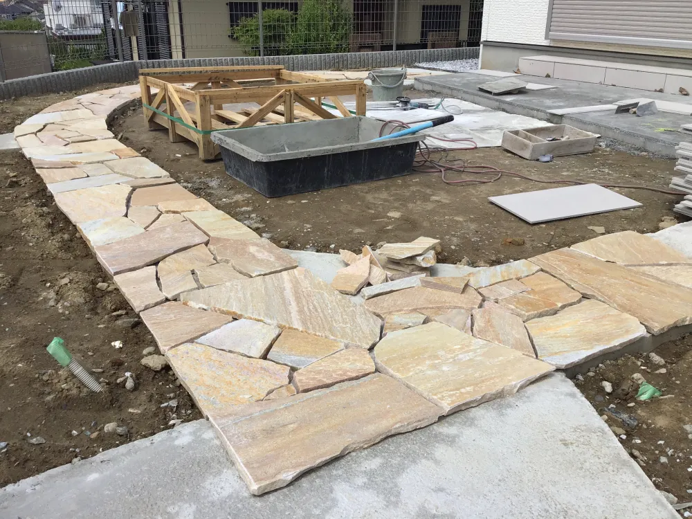 園路 天然石仮置き