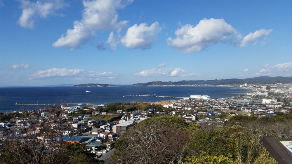 広い空や海と共に自然を感じられる場所の外構デザイン