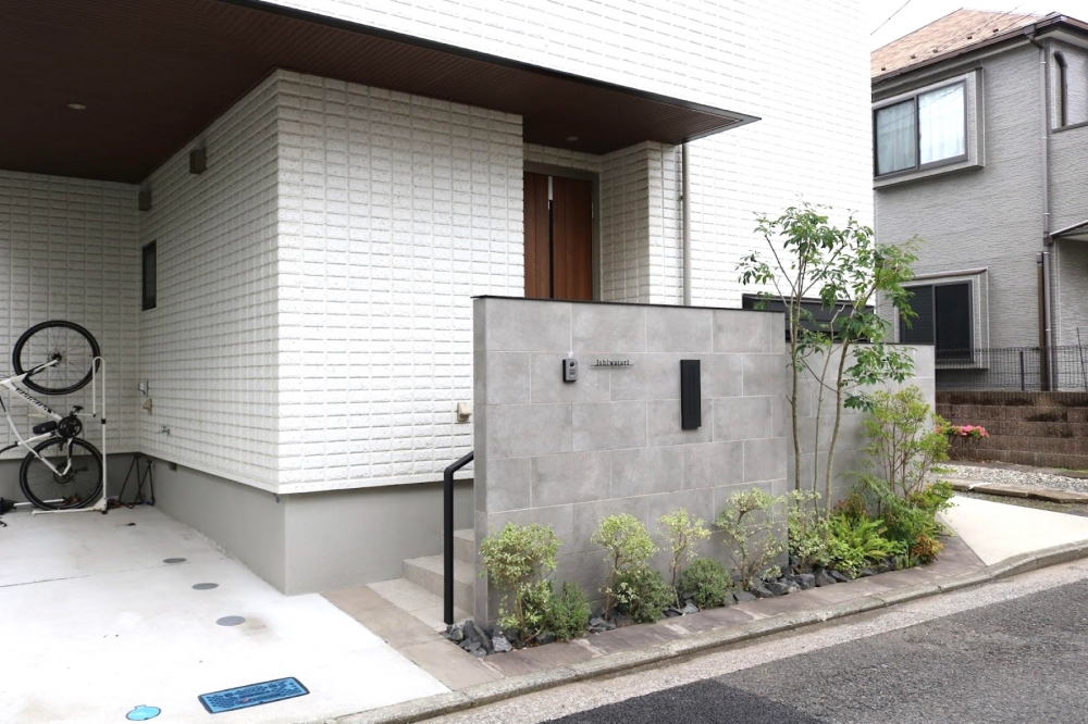 No.1195：タイル張り⾨柱 施⼯3年後