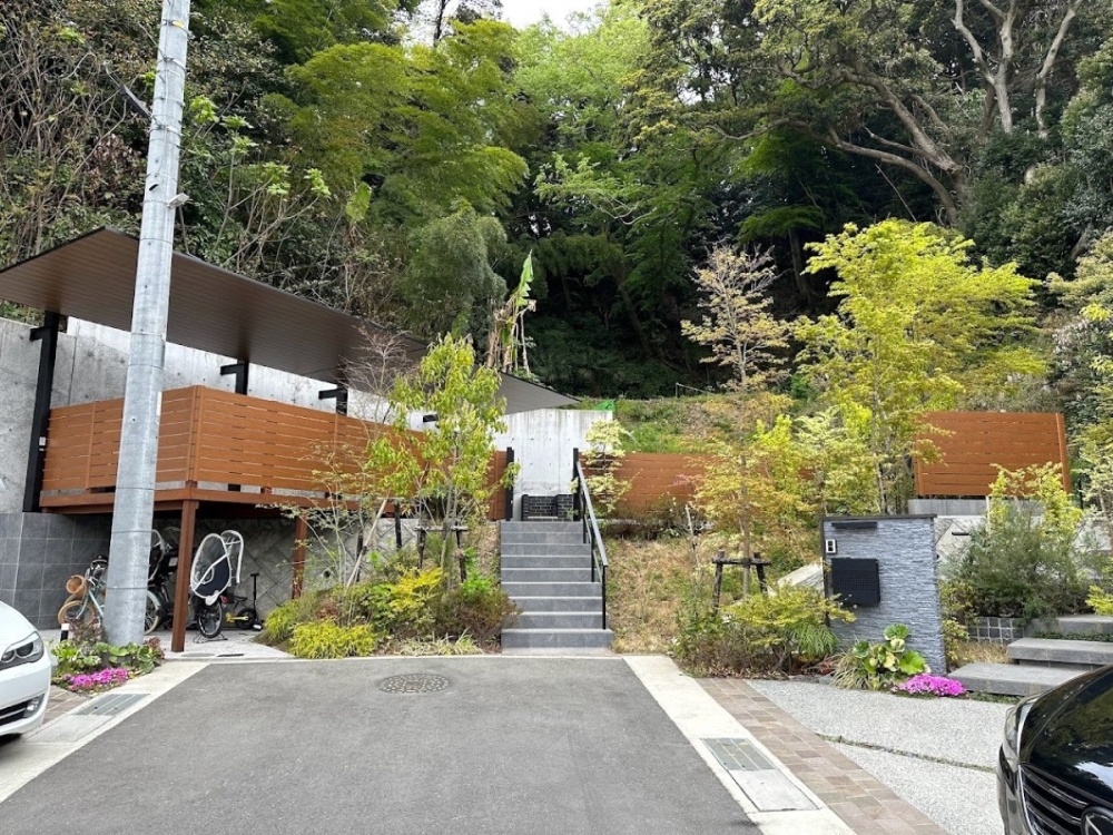 敷地の外側から臨んで