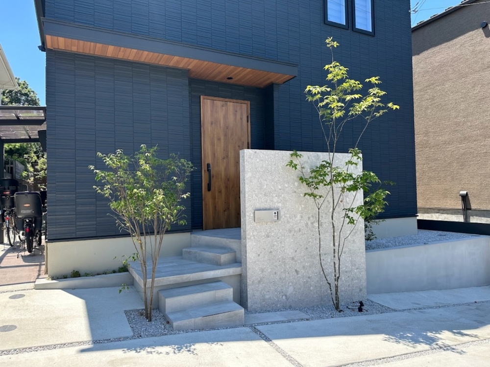 No.1203：テラゾー柄タイル門柱とモルタル調タイルの玄関ポーチ