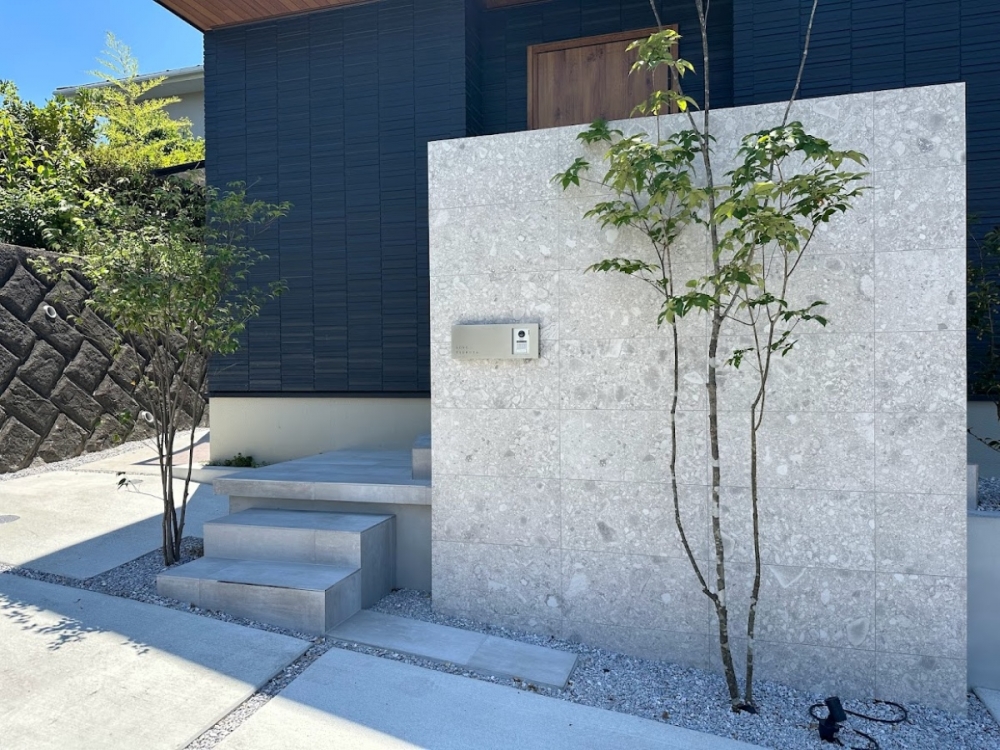 テラゾー柄とリンクするアオダモ