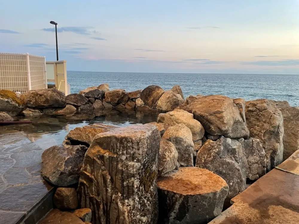 No.1208:岩は美しいけど大変「露天岩風呂」