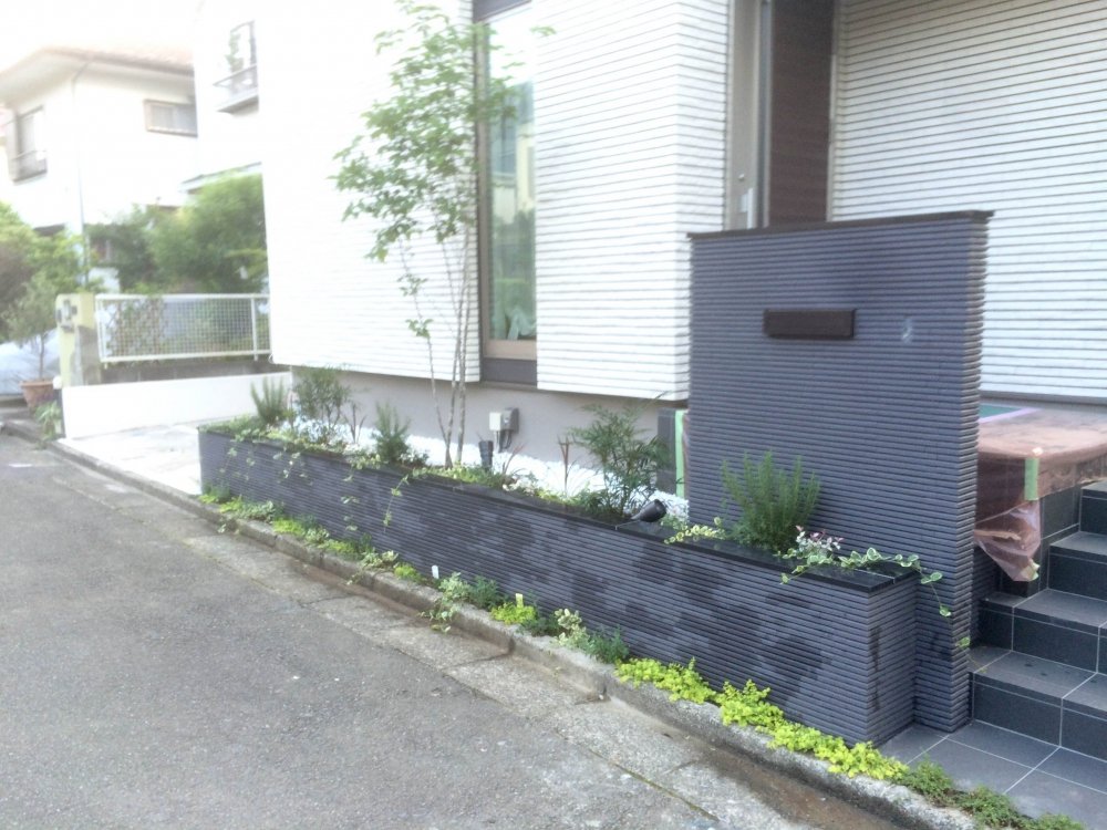 60cm-wide Exterior Along a Road