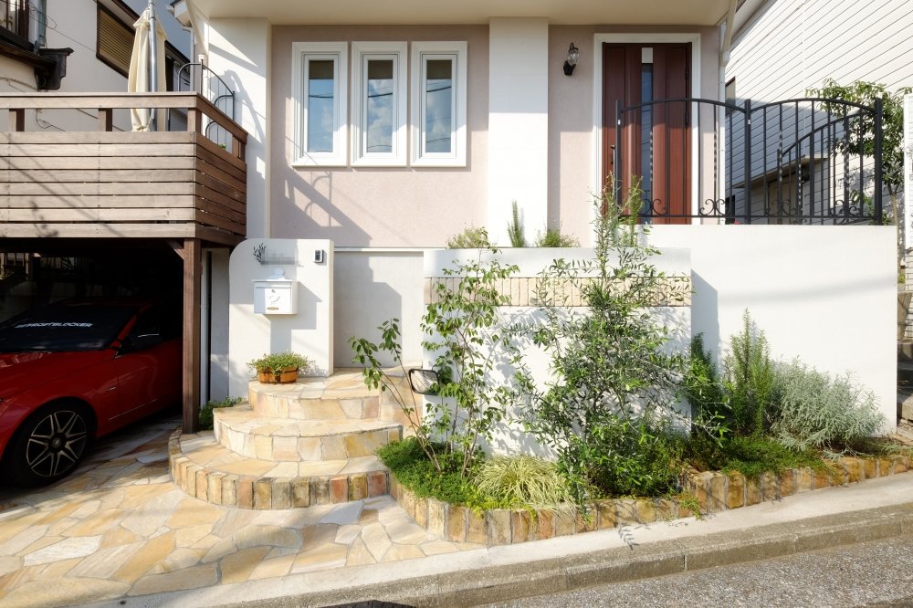 Western Style Exterior with Light and Gentle Shades