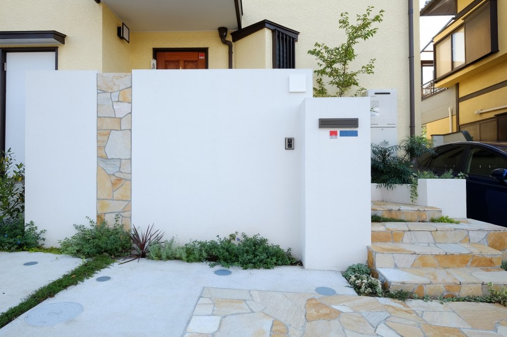 Yellowish Stone Veneer Exterior Total Design Entrance