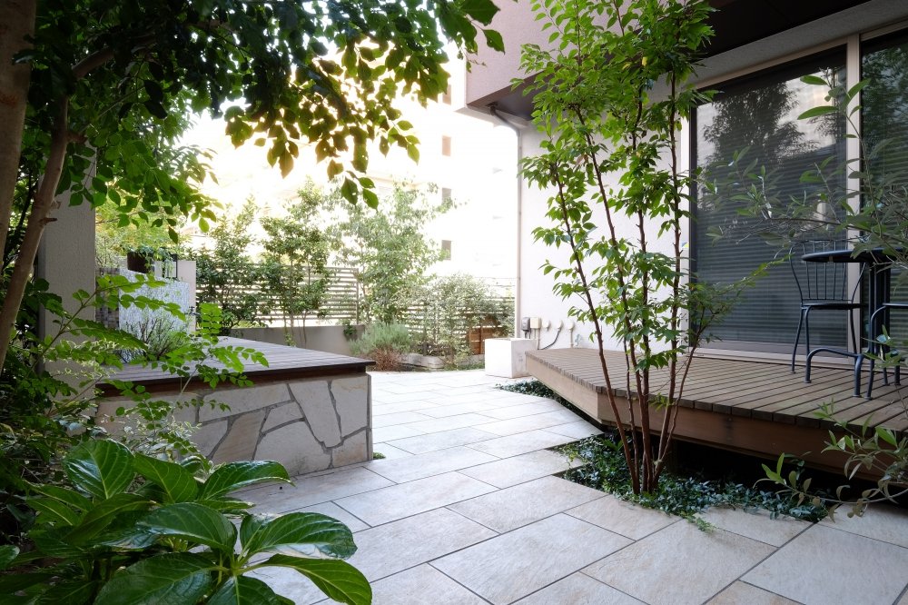 Modern Exterior Style with Antique-like Lighting and Greenery