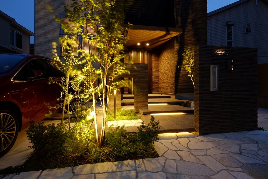 Modern Entrance with<br>Tile and Stone Veneer Floors