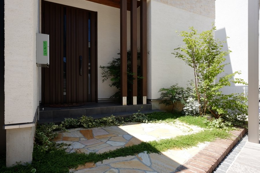 Suppressing a Cost on Parking Making an Entrance Attractive