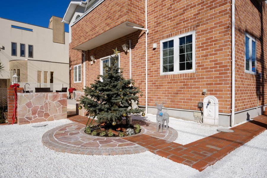 Symmetrical Garden Kitchens for an Imported House