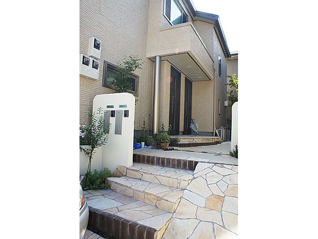 Wide-width Slope and Stairs for House of Two Generations