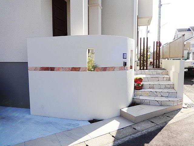 Plastered Wall with Natural Stone and Decorative Hole