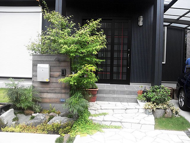 門柱と一体感ある紅葉