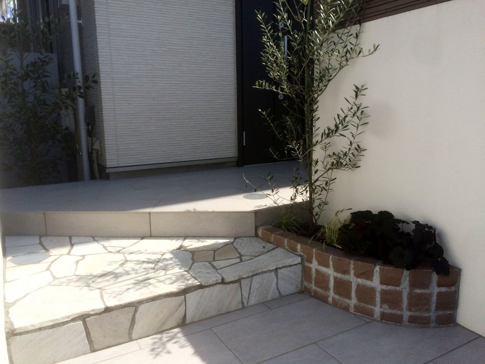 一段一段表情の違う階段