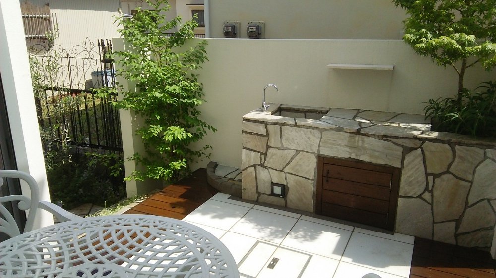 テラス、シンク、樹木