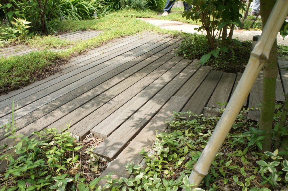 和のテイストを加えたイングリッシュガーデン