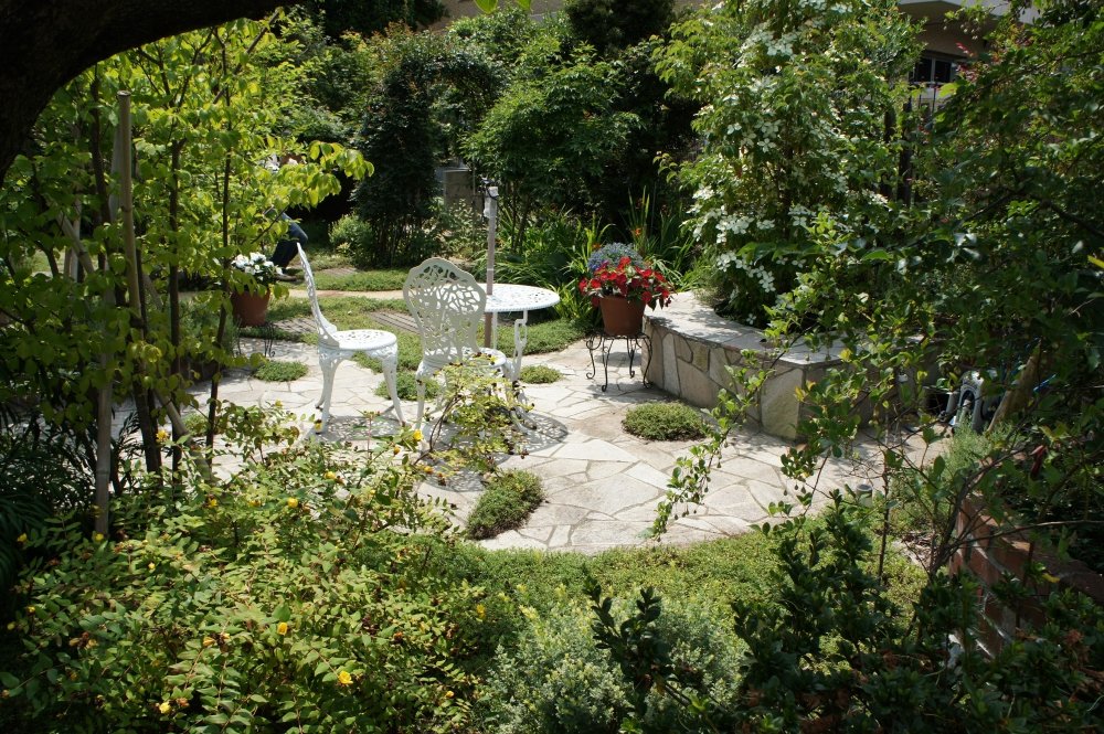 和のテイストを加えたイングリッシュガーデン