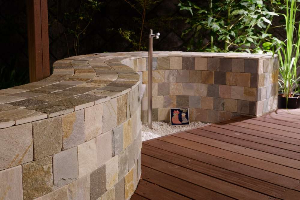 タイルベンチと立水栓