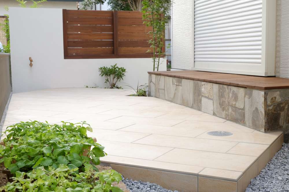 モンステラの葉のようなタイルデッキ