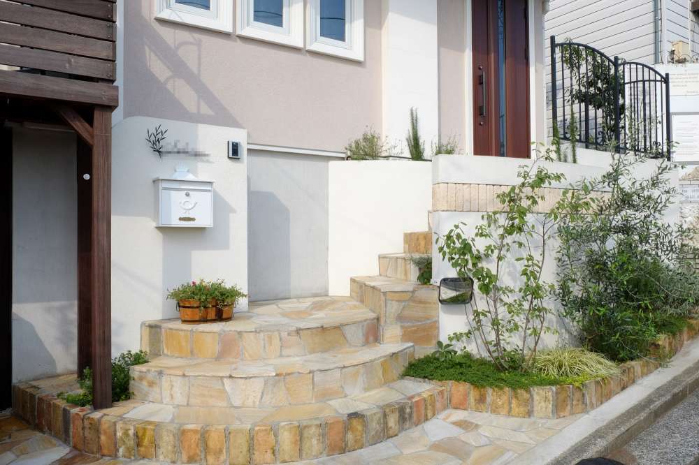 フェンスは黒で引締め白ポストで清潔感