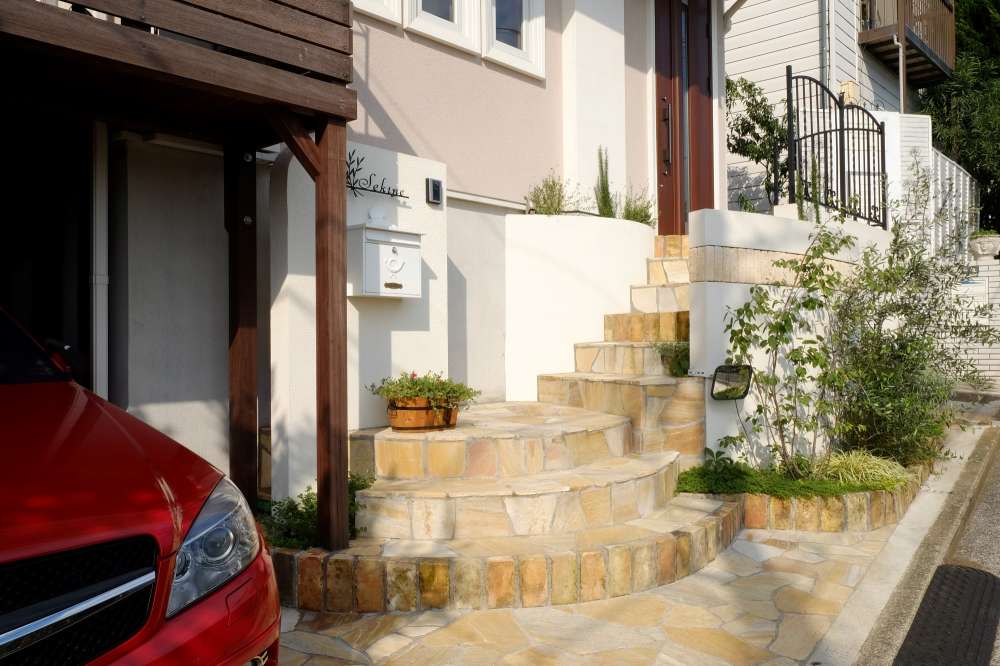 石張り階段を登って玄関アプローチへ