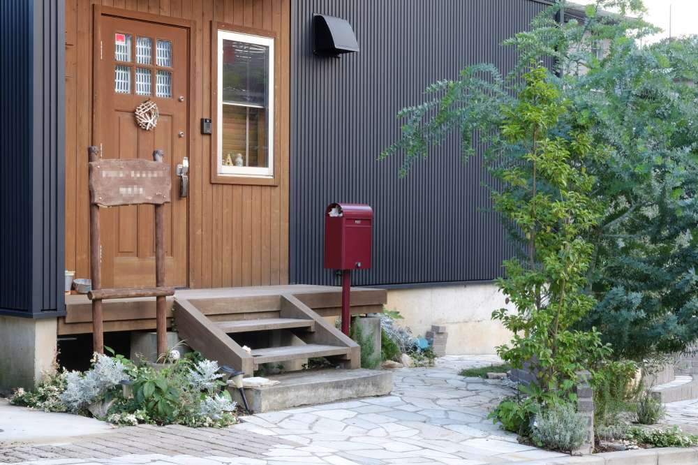 レンガ・石張りと植栽で北欧テイストのオープン外構
