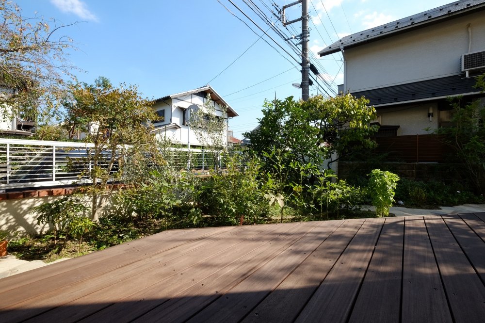庭側のウッドデッキ