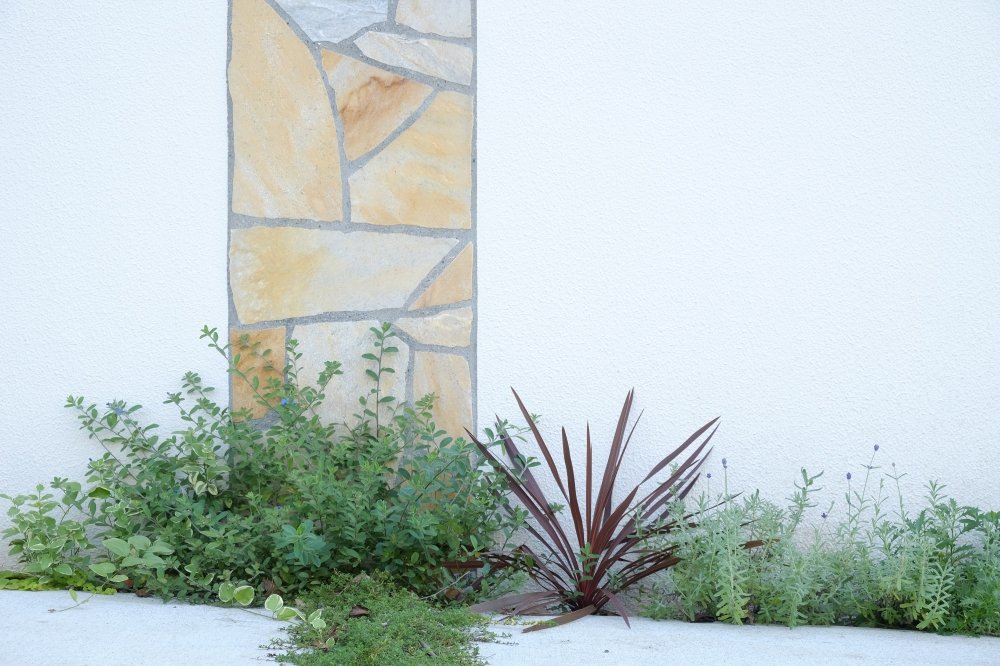 階段と調和する乱形石壁