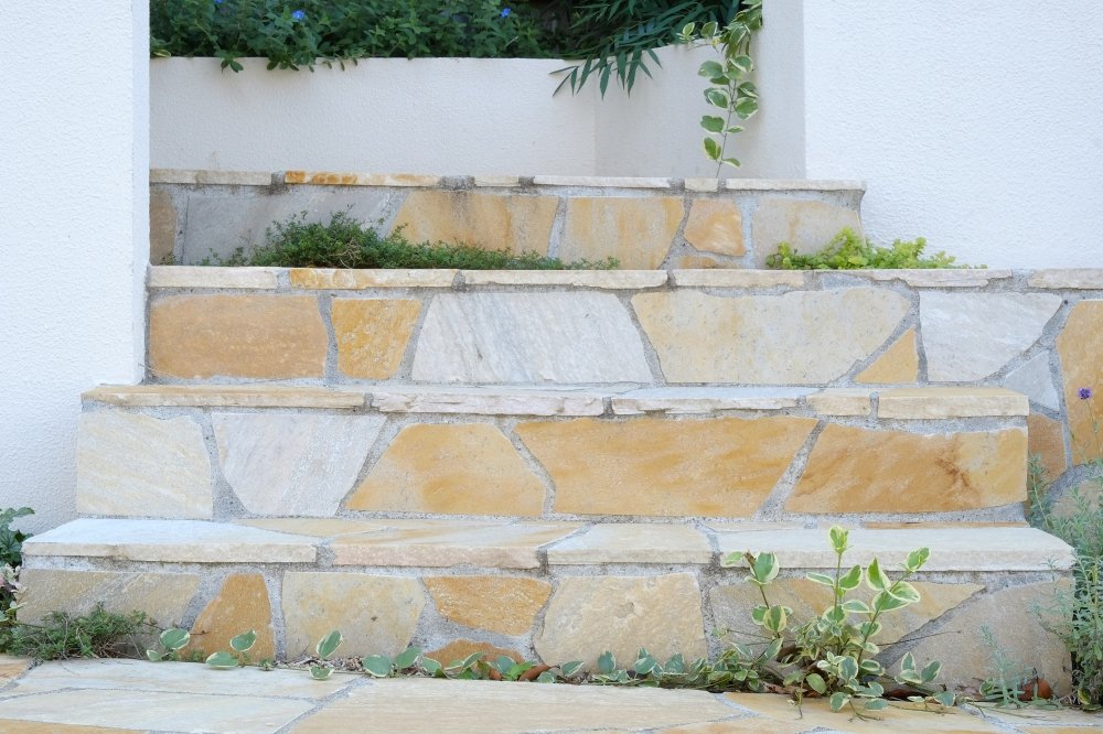 乱形石造りの階段