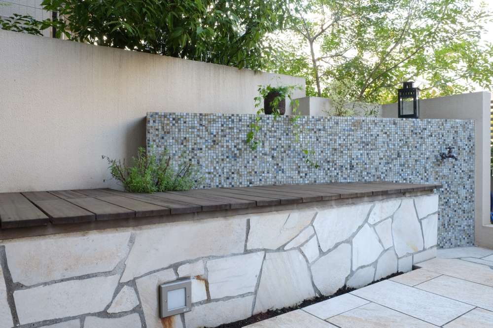 乱形石張りのウッドベンチ