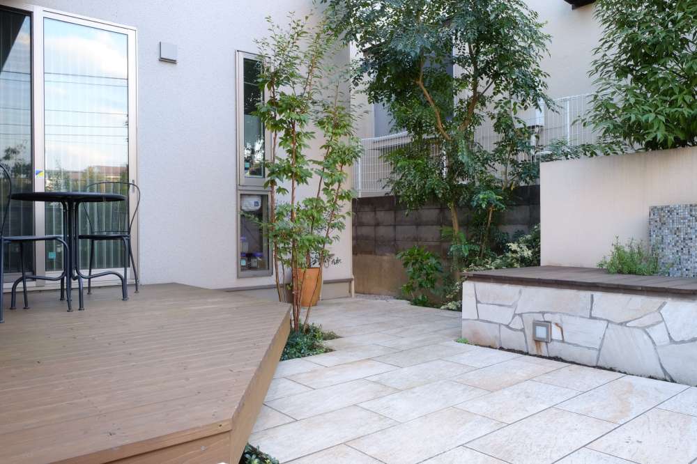 ウッドデッキでもくつろげるタイルテラス空間