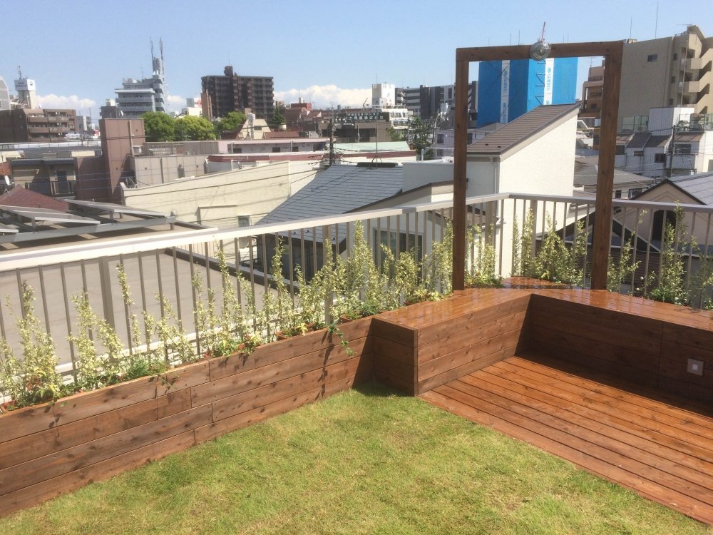 ウッドフェンスで花壇の様に