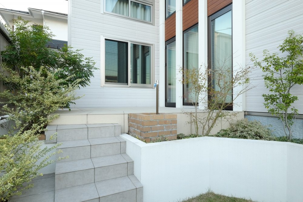 階段を上るとタイルテラス