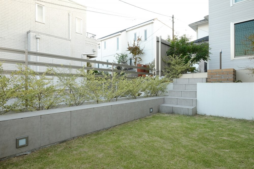 ベンチを兼ねた石貼り花壇