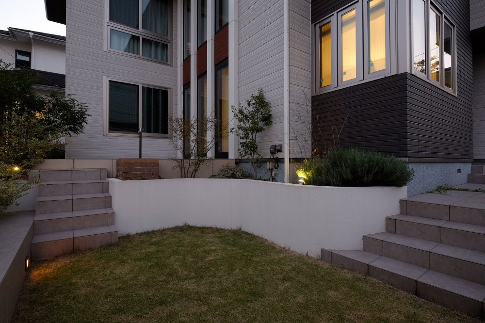 特別なガーデン空間をライトが夜を演出してくれます