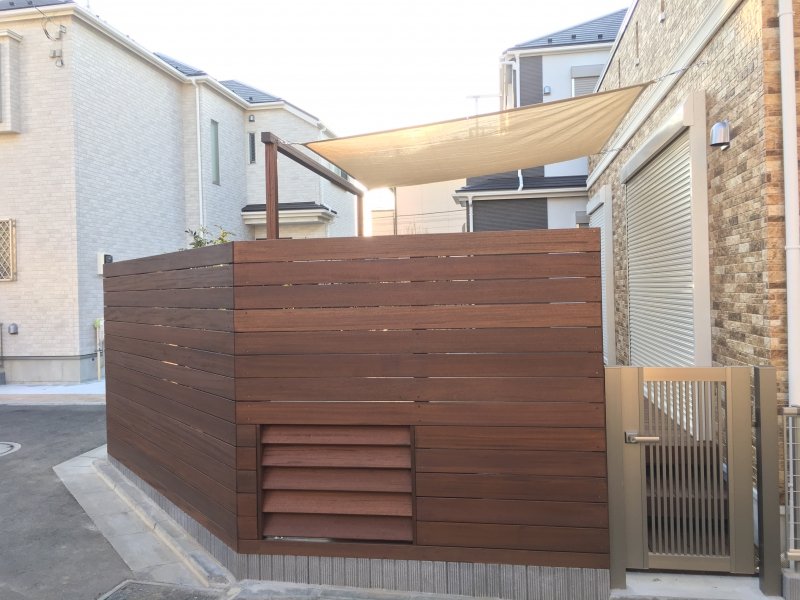 ハードウッドフェンスとルーバーフェンス