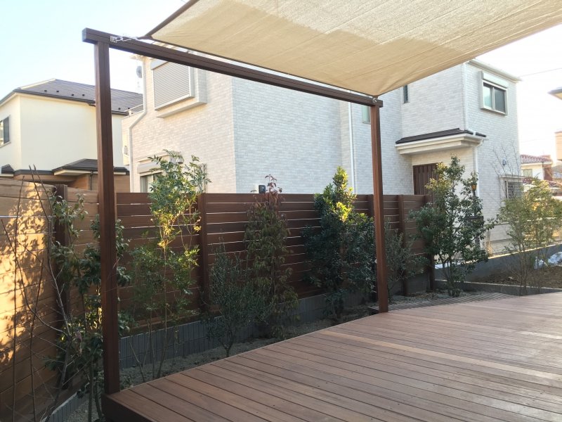 ハードウッドデッキとフェンス、オーニング