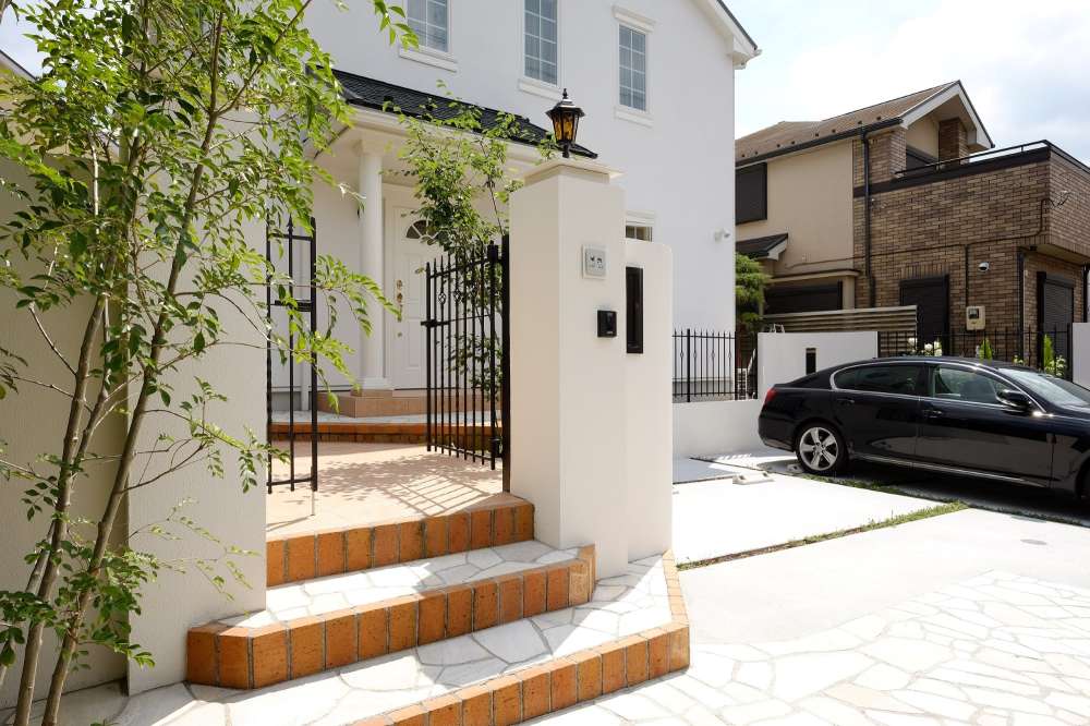 セミクローズド外構の門柱