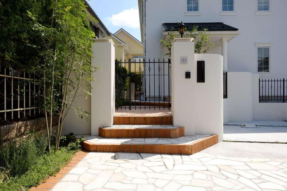 カーテンがなびくかの様に曲線の壁で家をまとう