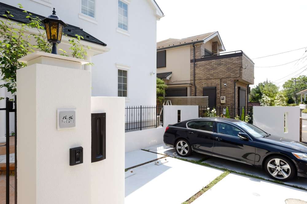 曲線の白壁とスリット。