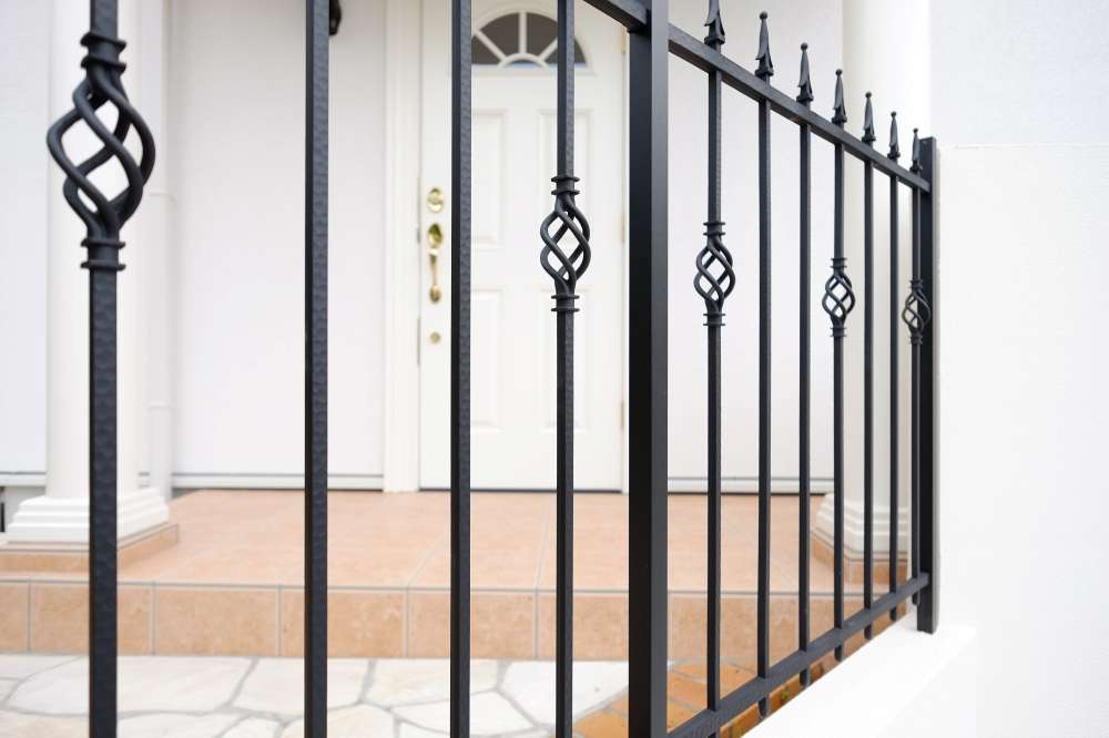 LIXILラフィーネフェンス2型。素材はアルミ鋳物。