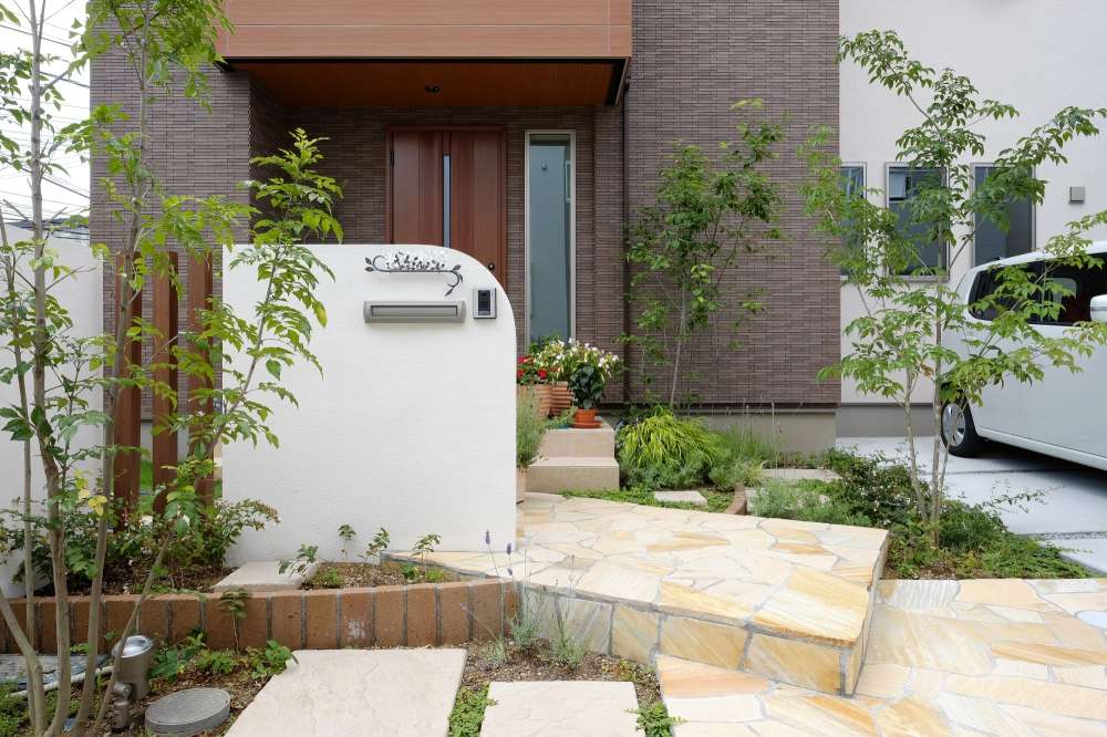 Rの柔らかく可愛らしい門柱